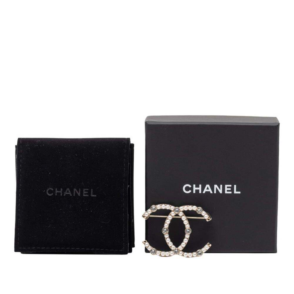 CHANEL Gold Pearl Logo Brooch - Picture 4 of 4